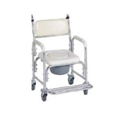 Una silla cómoda con ruedas y un asiento blanco sobre fondo blanco.