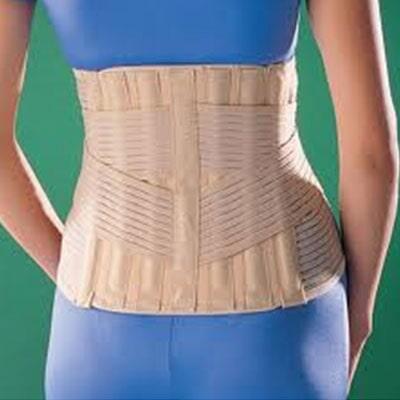 La espalda de una persona que lleva un cinturón de soporte lumbar.
