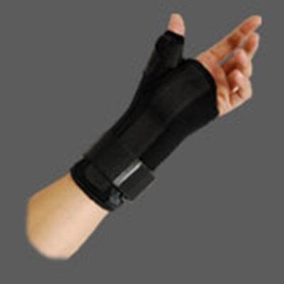 Una persona lleva una muñequera negra con una funda para el pulgar.
