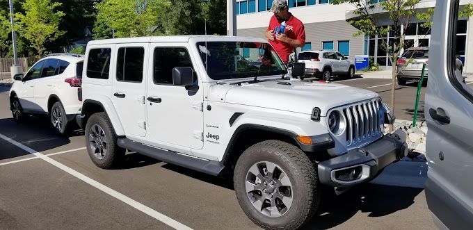 Windshield replacement on a Jeep Wrangler in Tarpon Springs, FL