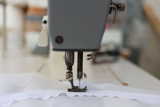 macchina per cucire mentre sta cucendo un orlo