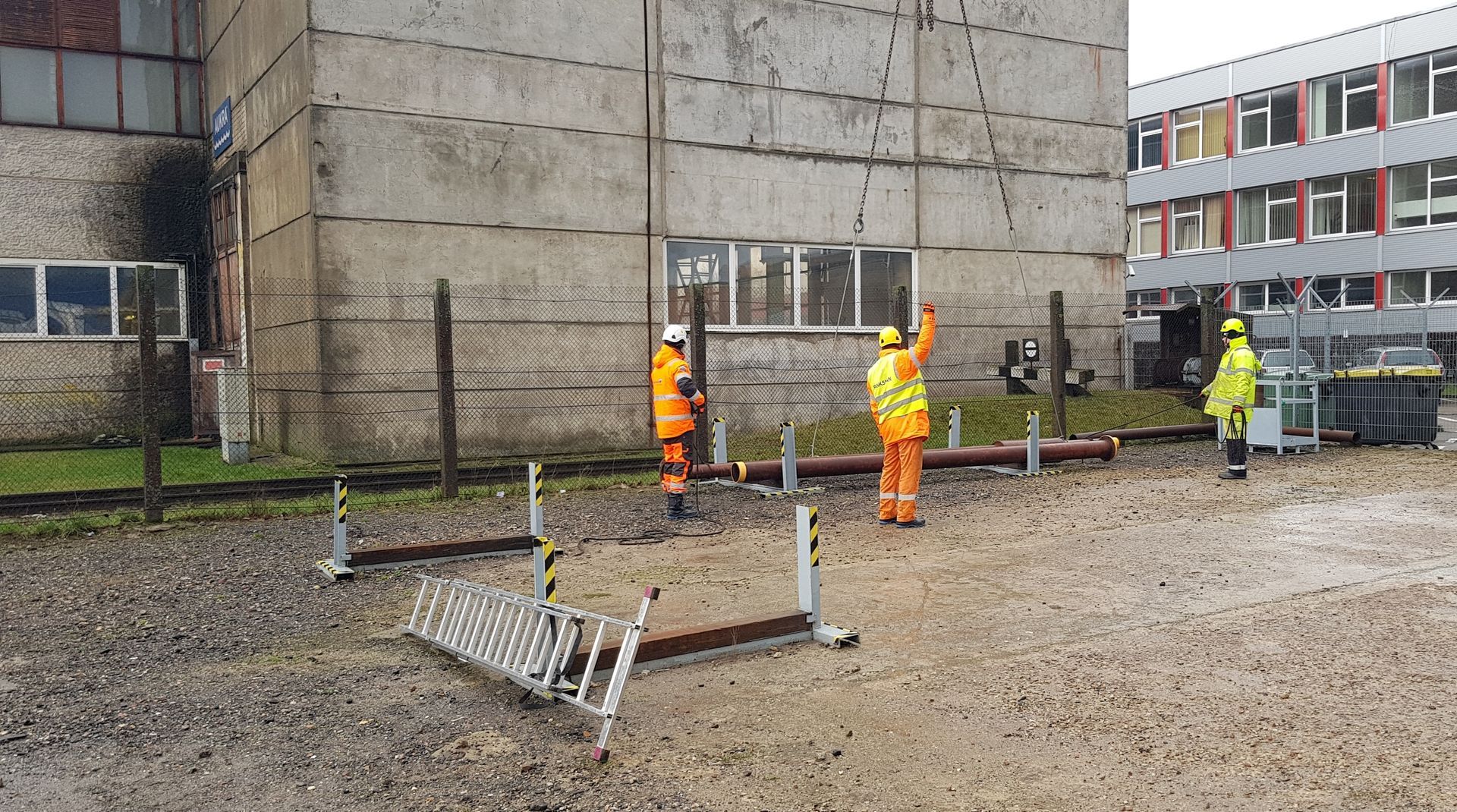 Banksman signaler rigger during lifting operation.