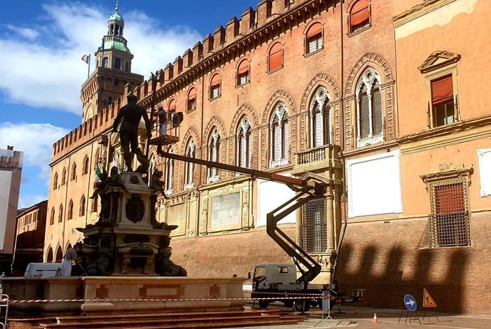 carrello elevatore per intervento in una statua