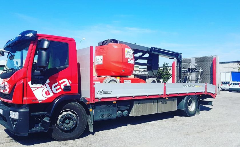 autocarro con gru dell'azienda