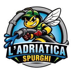 Un'ape stilizzata con indosso un'uniforme e un cappello verdi tiene in mano un tubo che spruzza acqua, all'interno del logo di L'ADRIATICA SPURGHI.