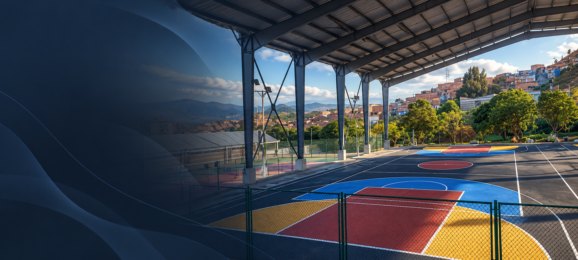 Cancha de baloncesto al aire libre y cubierta, con superficie azul y roja, vistas a las montañas y un cielo despejado