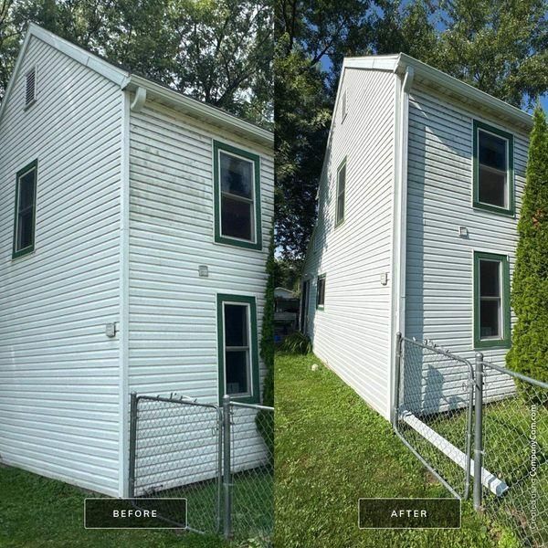 Before and after comparison of white vinyl siding on a house showing the removal of green algae after cleaning.