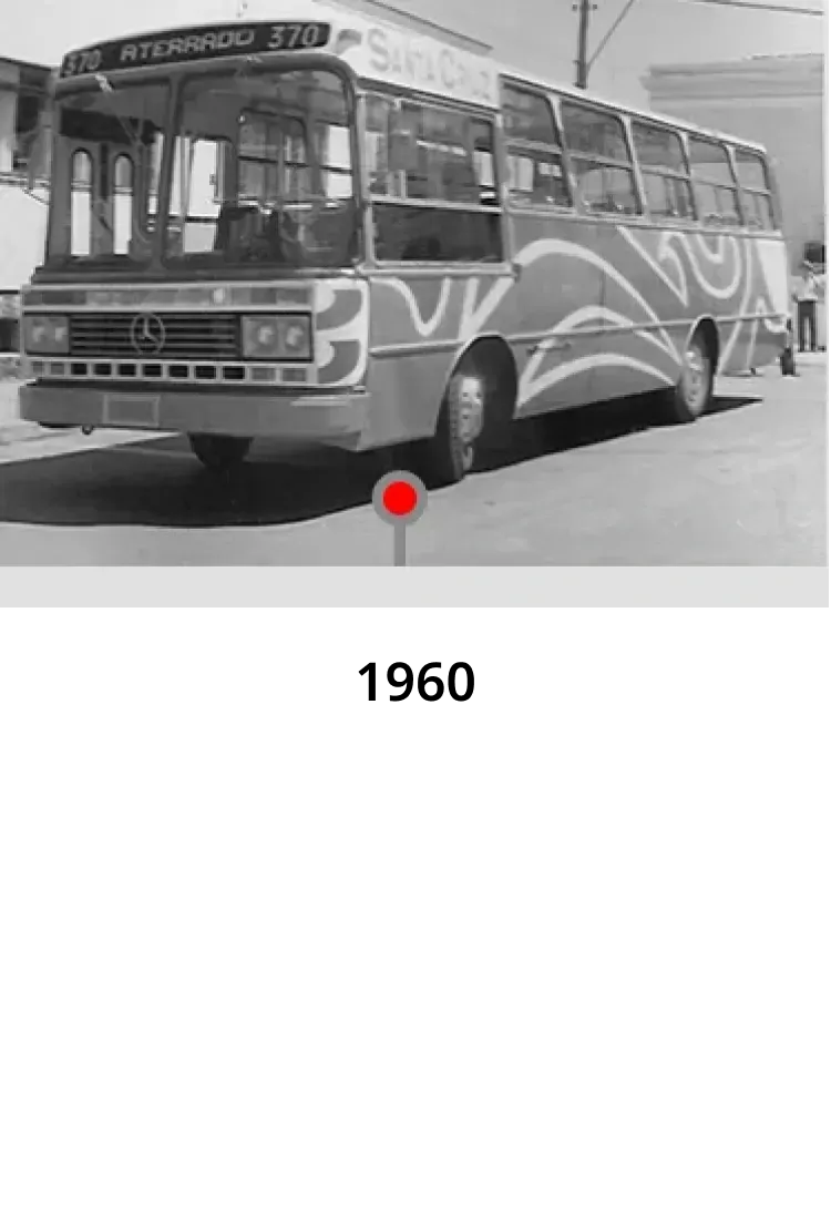 Uma foto em preto e branco de um ônibus de 1960
