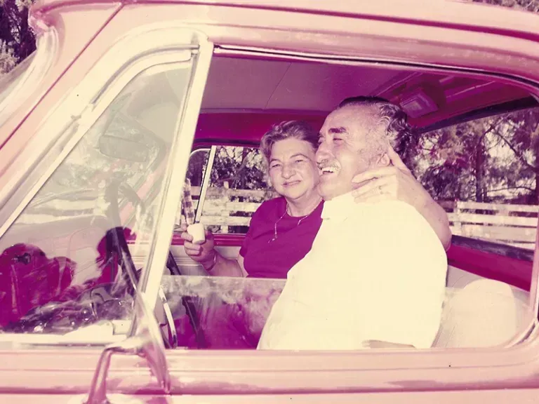 Fundadores da Santa Cruz dentro de um carro, sorrindo