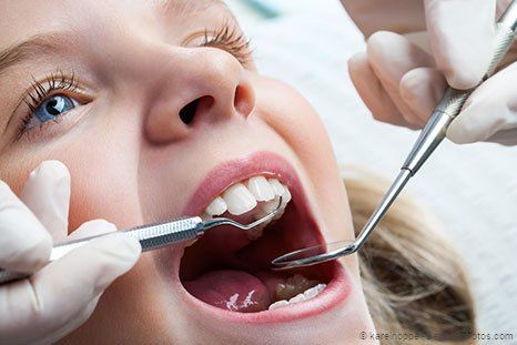 Regelmäßige Prophylaxe, damit Ihre Kinder mit gesunden Zähnen aufwachsen. Regelmäßige Prophylaxe, damit Ihre Kinder mit gesunden Zähnen aufwachsen.