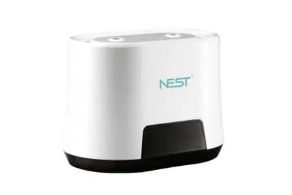 白色 Nest 設備，黑色底座，置於純色背景上