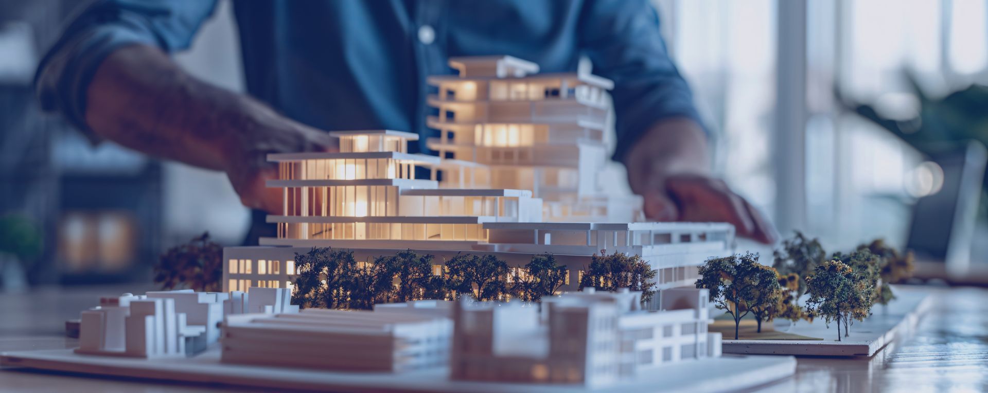 Maquette van een modern nieuwbouwproject als illustratie bij commerciële strategie, positionering en