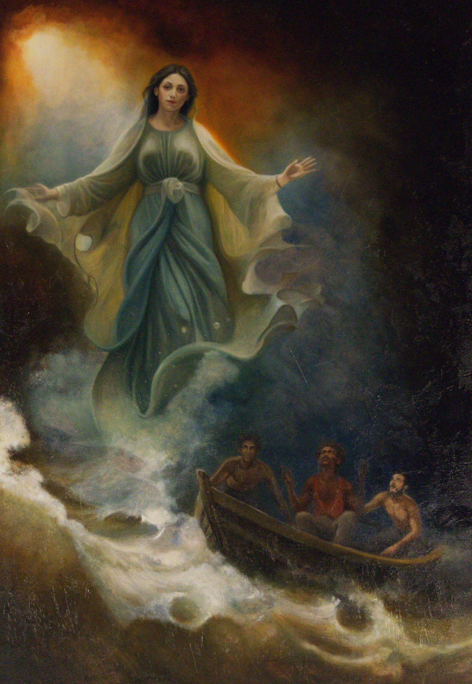 Esta pintura al óleo captura la intensidad emocional y simbolismo profundo de la lucha humana contra las adversidades. En el centro, una pequeña barca enfrenta furiosas olas de una tormenta marina, con tres hombres representando diversas facetas de la desesperación humana. La barca, símbolo de la travesía humana, lleva consigo historias de quienes desafiaron las olas, destacando solidaridad y empatía hacia quienes enfrentan incertidumbre.
La mezcla de angustia, desesperación, esperanza y valentía se entrelaza con la búsqueda de ayuda divina personificada por la Virgen de la Caridad. Inspirada en la obra de Rembrandt 