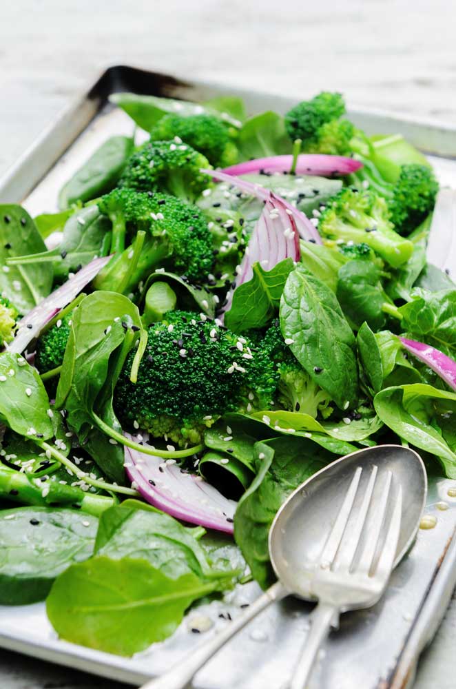 Healthy-green-salad-with-seeds-and-broccoli