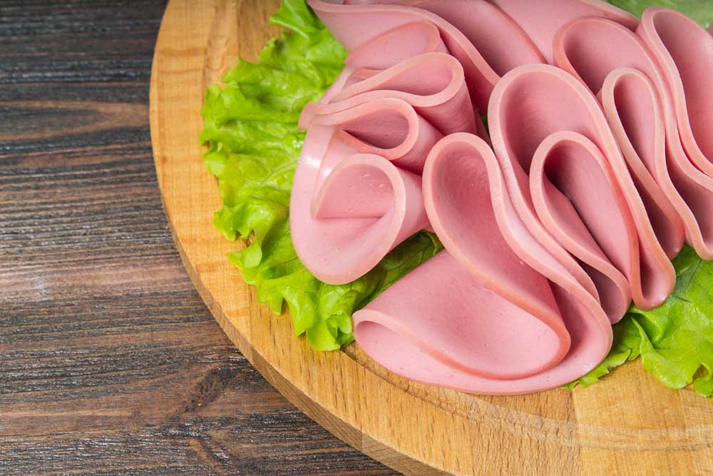 Sliced-sausages-with-salad-leaves