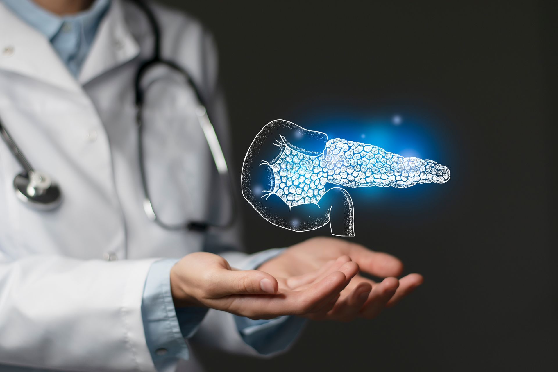 Médico segurando representação holográfica do pâncreas, ilustrando Cirurgia do Pâncreas
