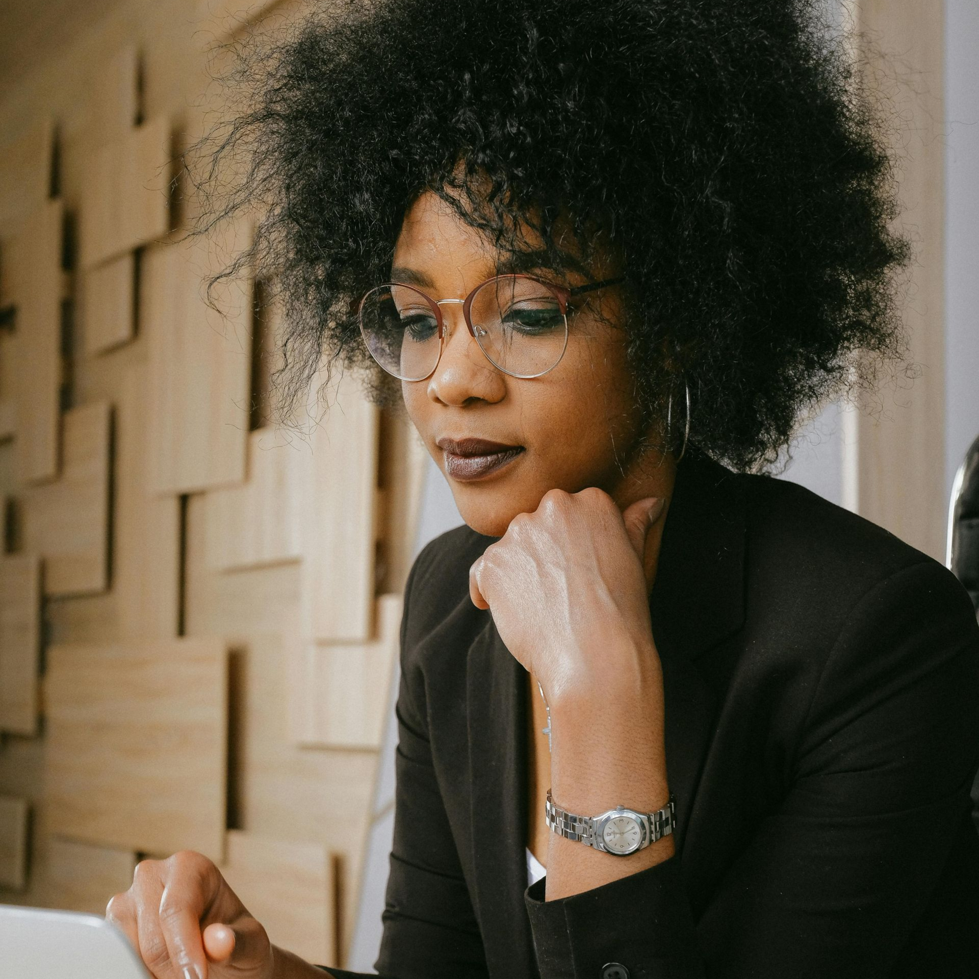 African American woman with an Afro thinking abut how much she loves Sensible Mental Health