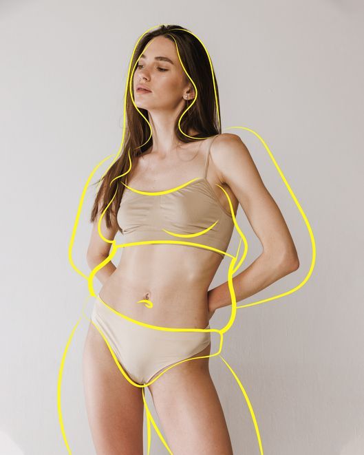 Mujer comparando Liposucción
