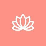 Un icono de flor de loto blanco sobre un fondo rosa.