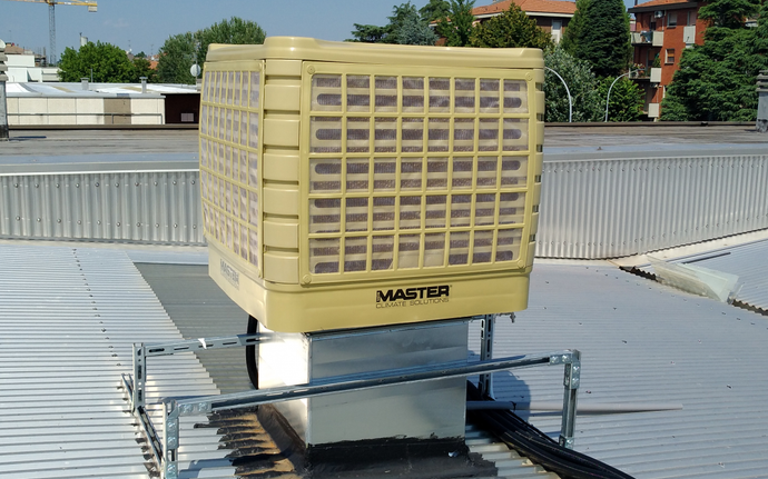 Raffreddatore evaporativo giallo su tetto metallico.