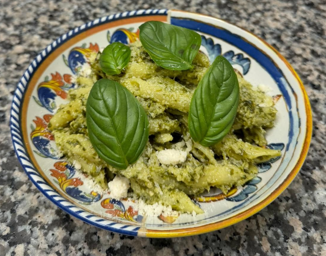 Focaccia condita con formaggio bianco, pomodorini e foglie di basilico fresco.