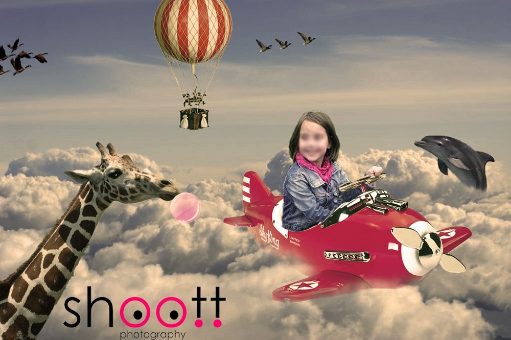 Photoshop creatie van meisje in vliegtuig boven de wolken