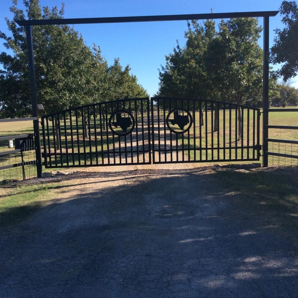 A black gate with a texas emblem on it