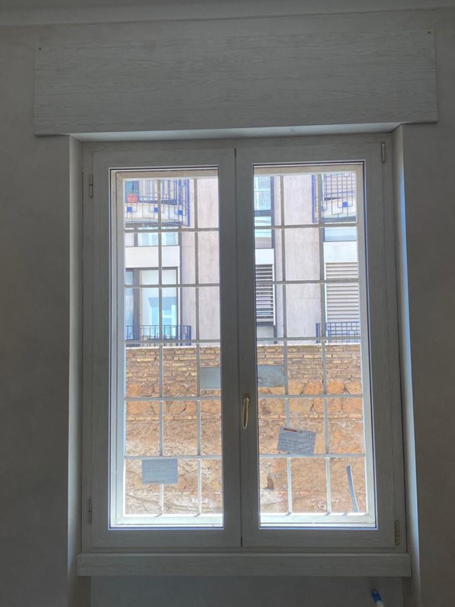 finestra a due ante in alluminio di colore bianco
