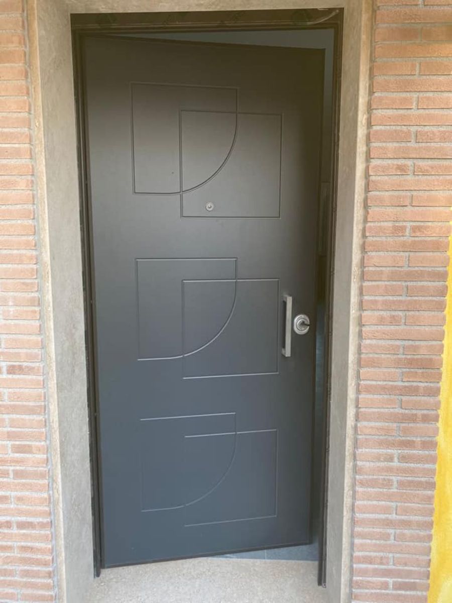 porta appartamento in legno massello