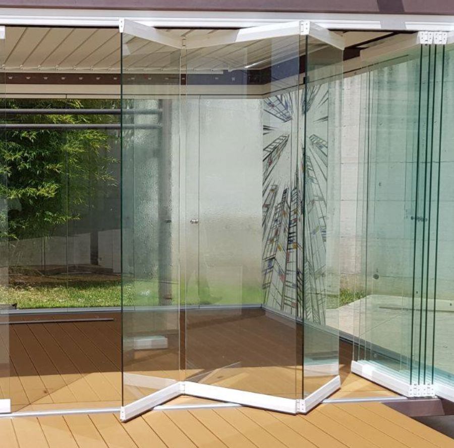 vetrata panoramica con struttura invisibile