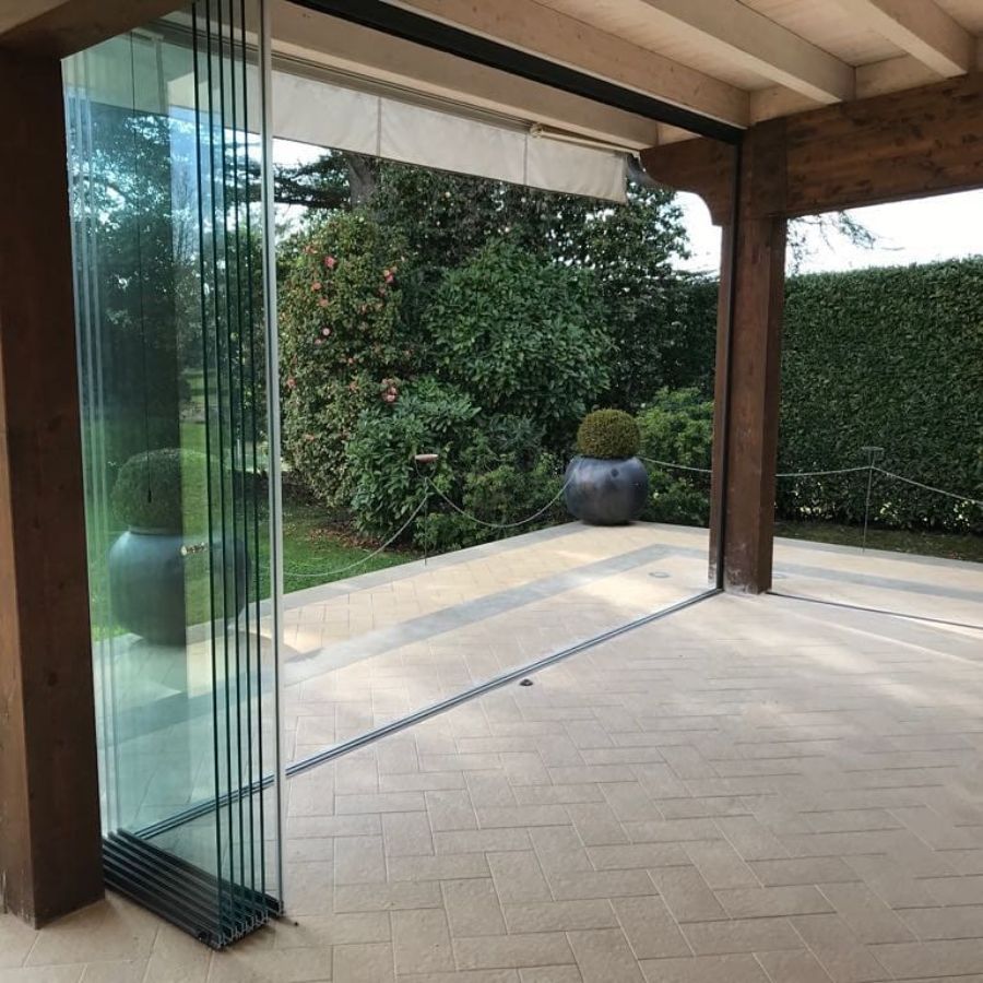 vetrata panoramica con struttura minimal