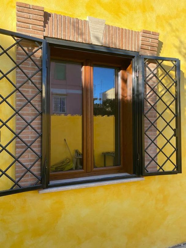 finestra con inferriate
