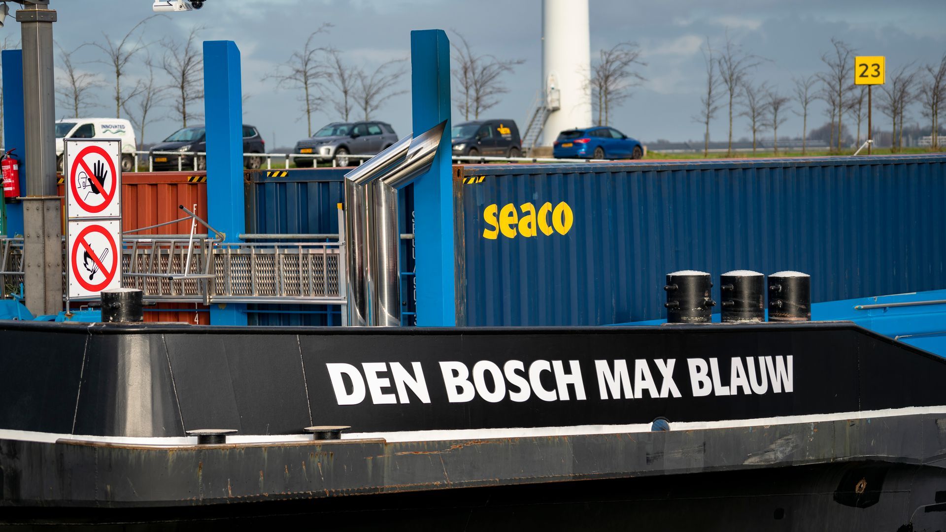 Een boot met de naam den bosch max blauw op de zijkant