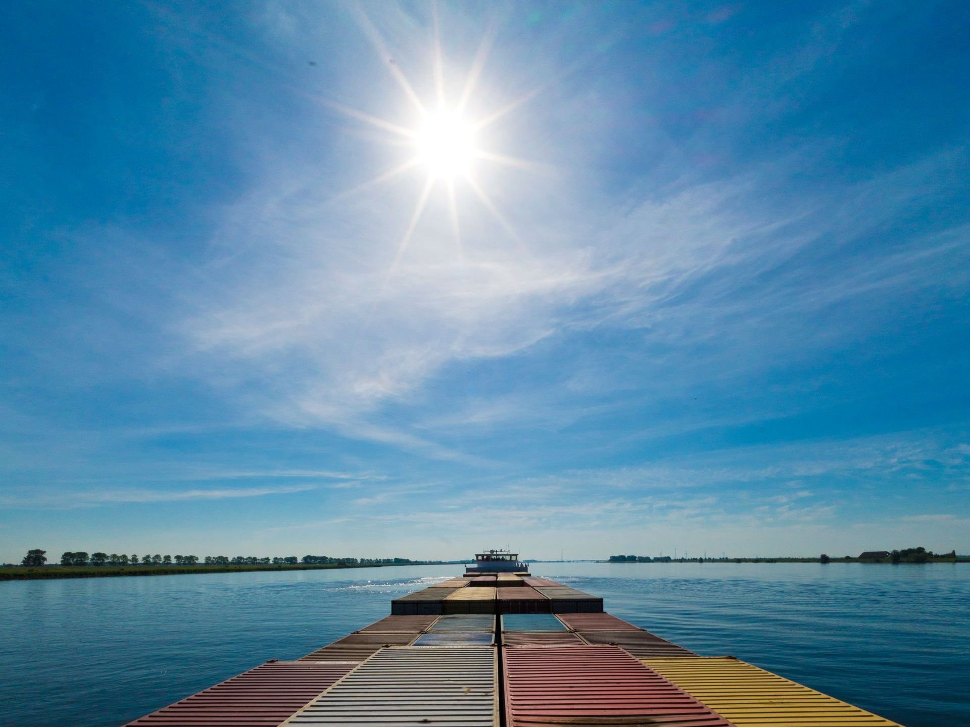 De zon schijnt helder over een watermassa