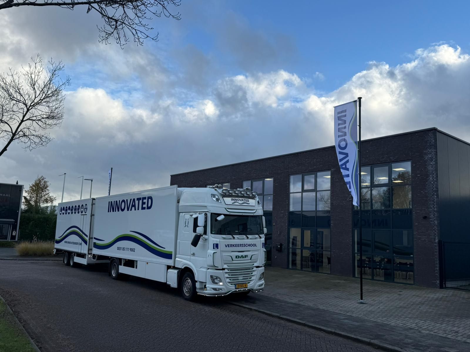 Logistiek ondernemer worstelt met planning voor Code 95, wijst op scherm met stressvolle agenda terw