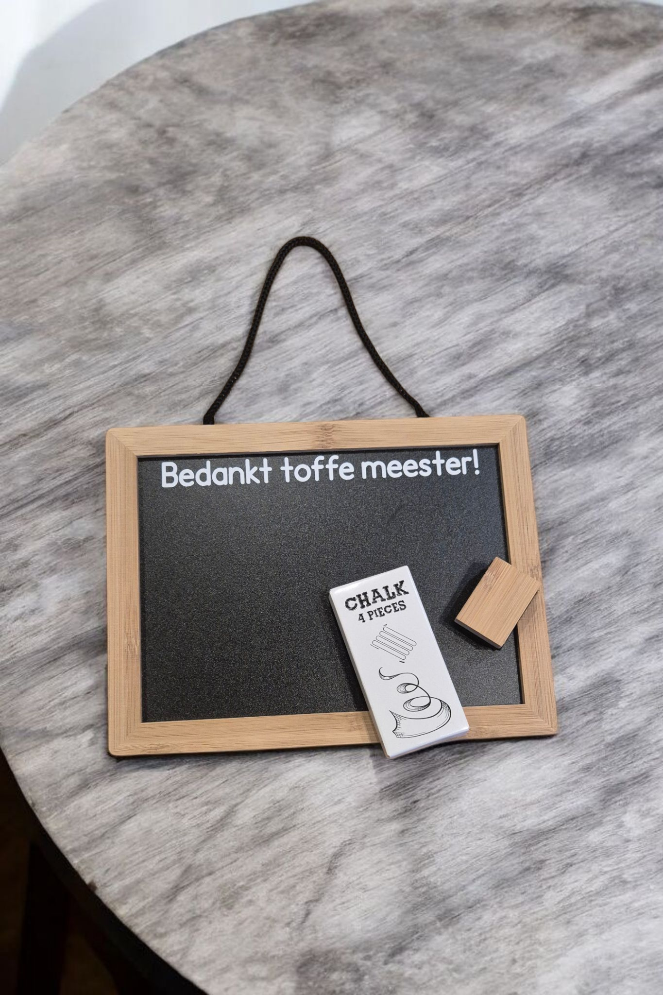 Een klein schoolbordje met de tekst