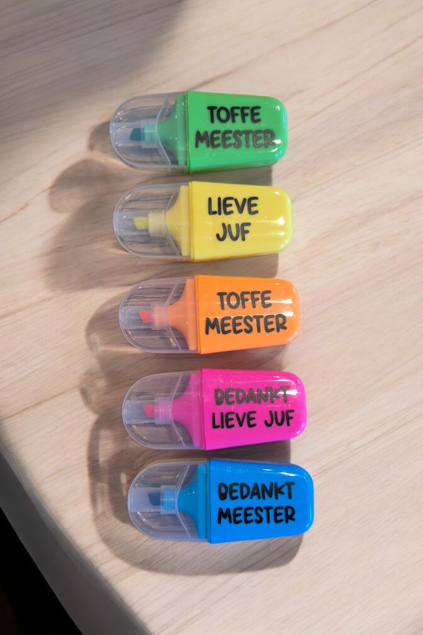 Five colorful highlighters with Dutch phrases: