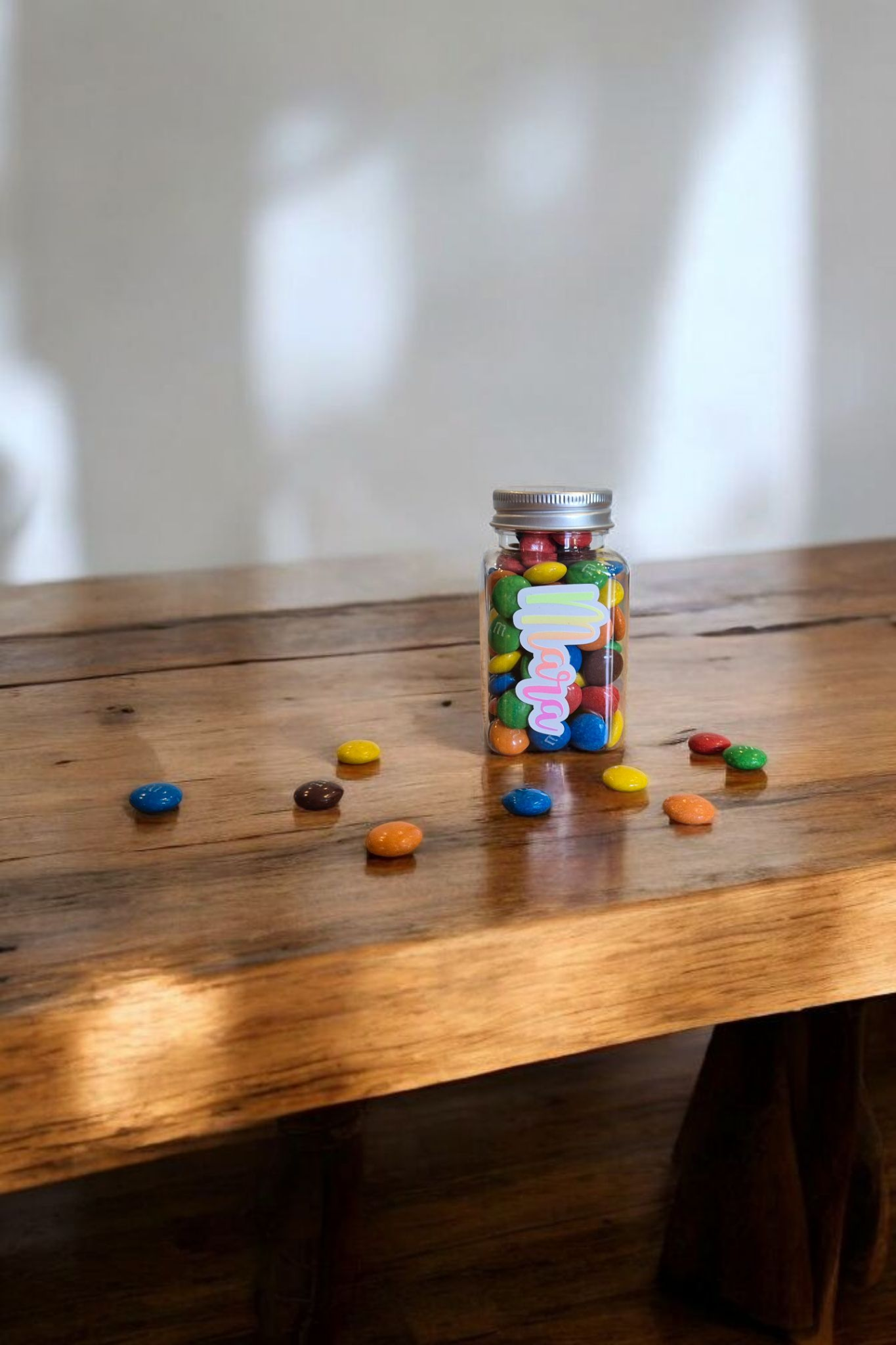 Vijf kleine plastic potjes met zilveren deksels, elk voorzien van een ander naamlabel in kleurrijk schrift.
