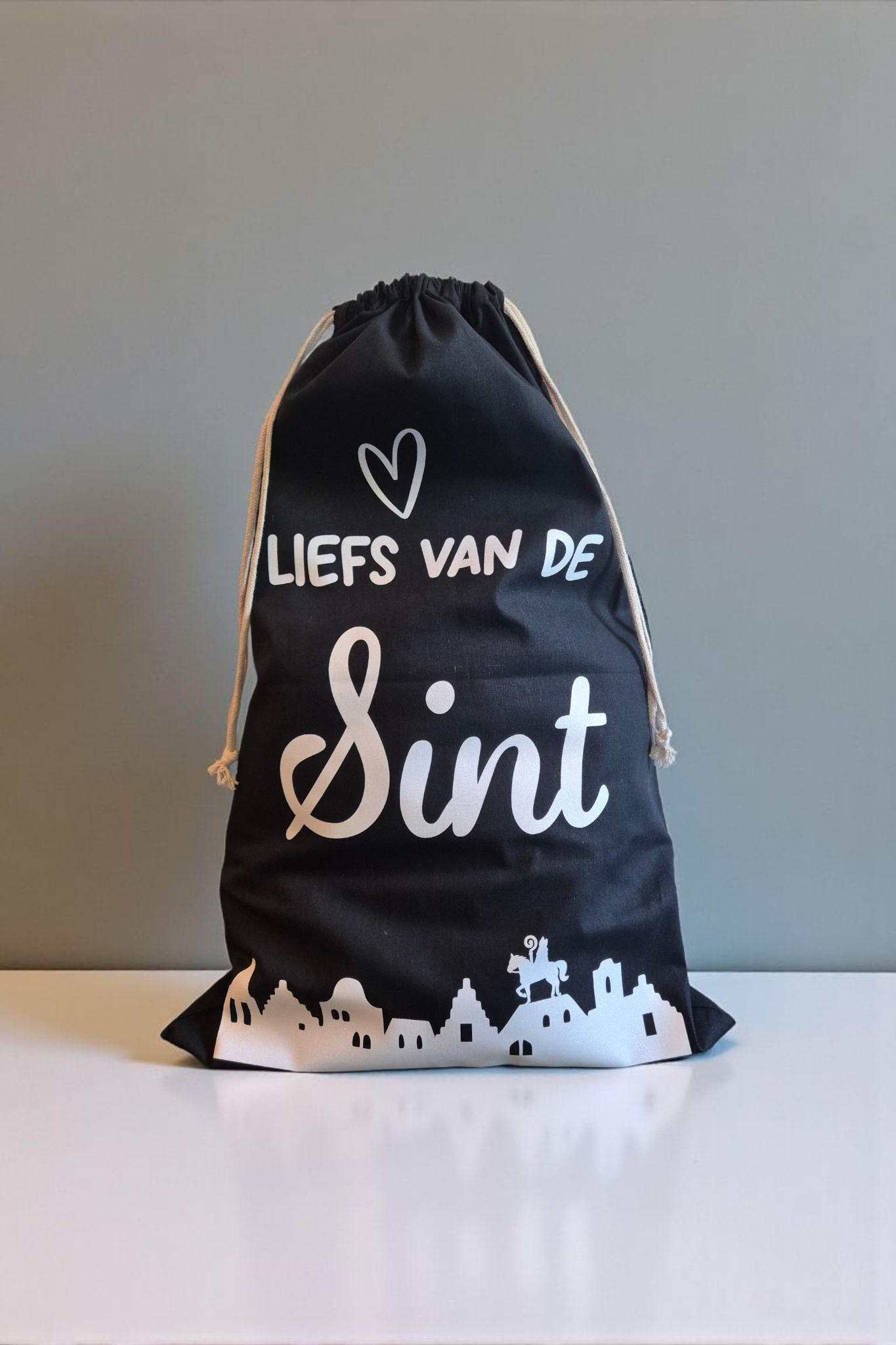 Zwarte cadeautas met witte tekst