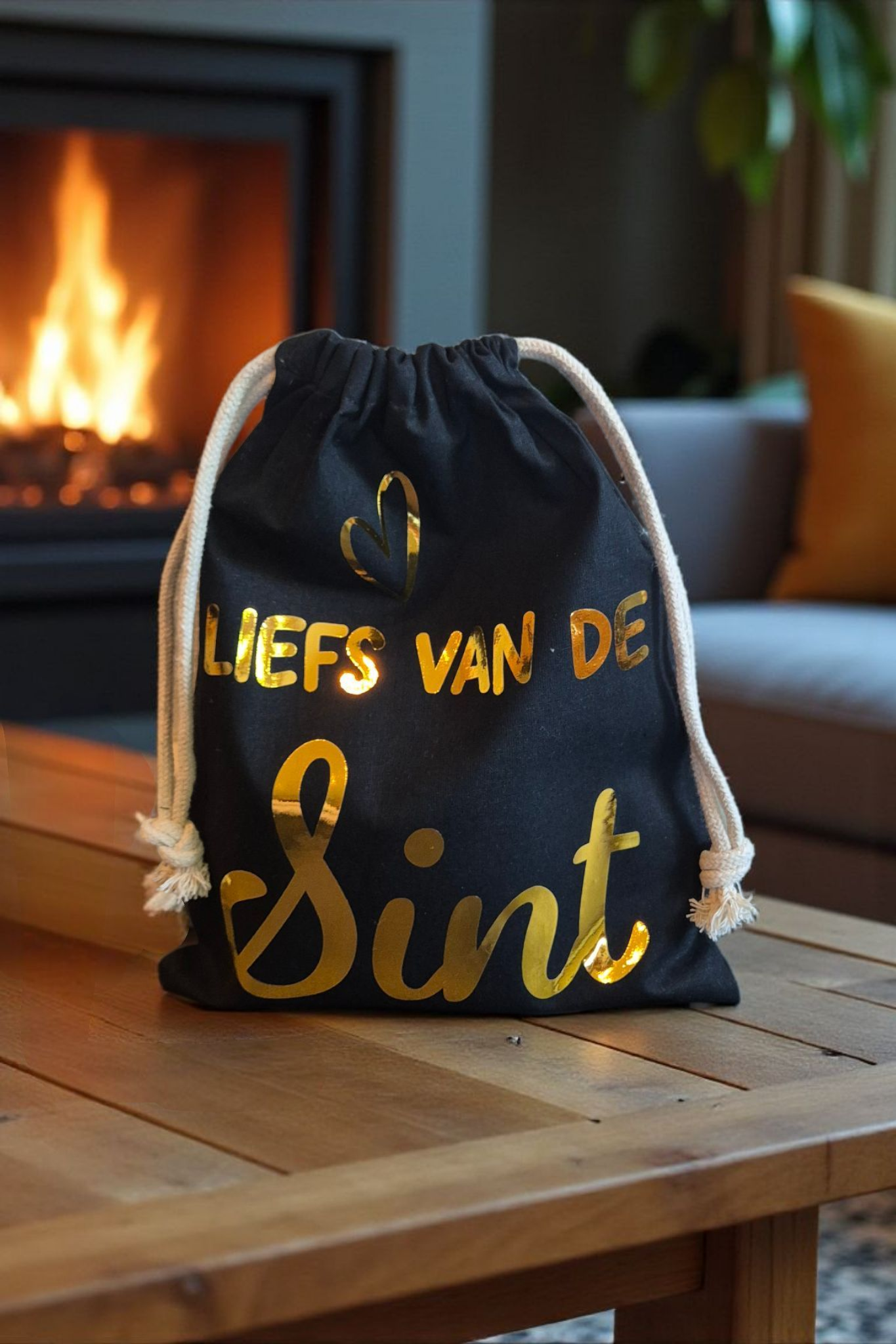 Zwarte tas met trekkoord en gouden letters