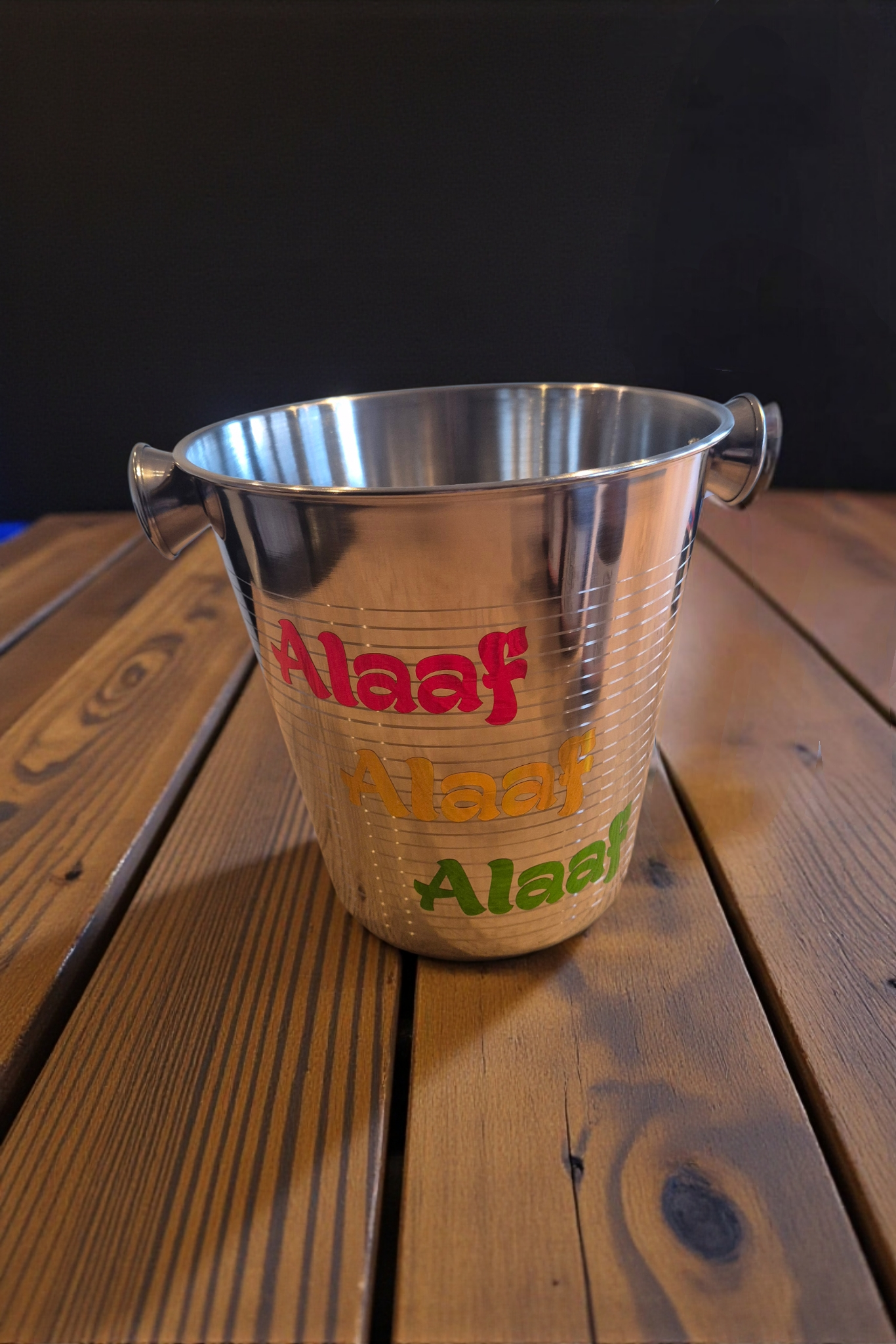 Roestvrijstalen drankemmer met de letters 