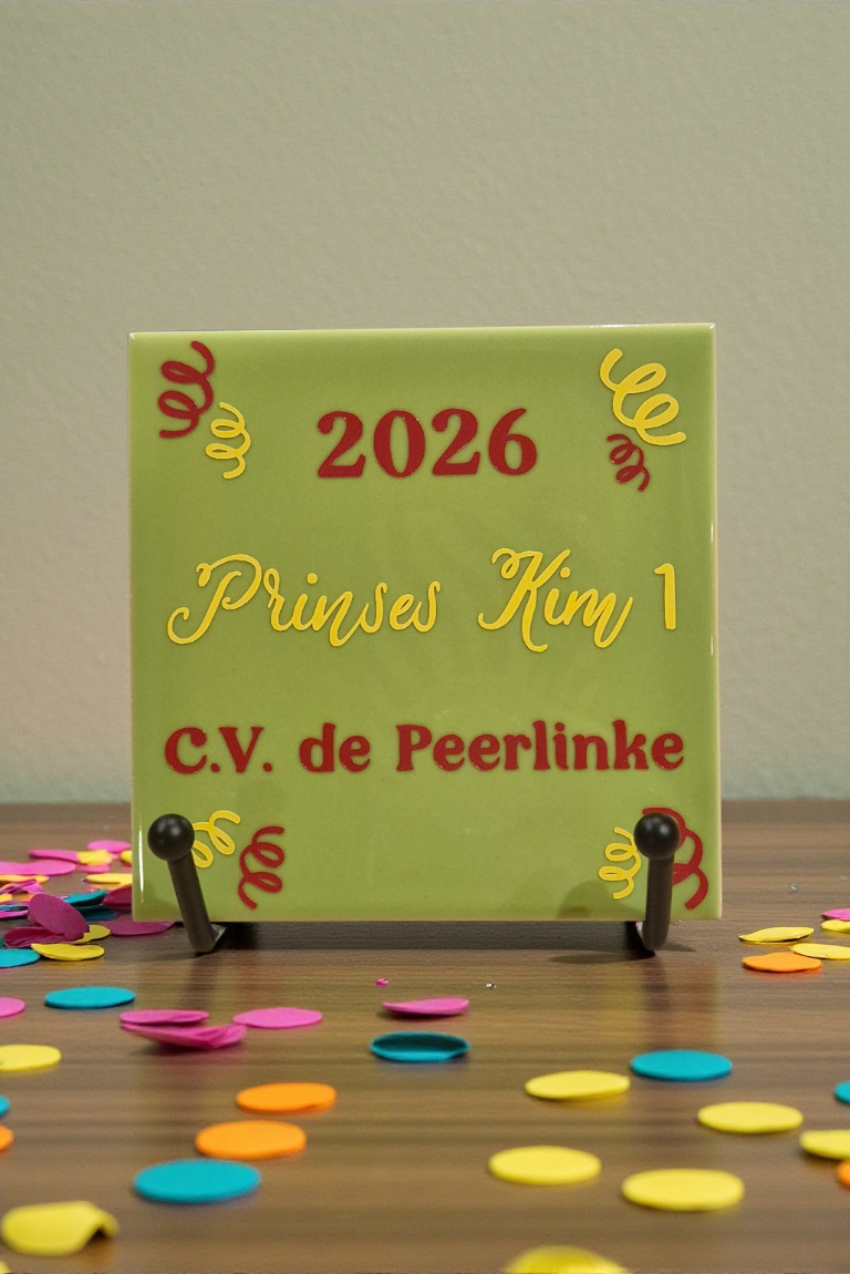 Groene tegel met gouden tekst: 