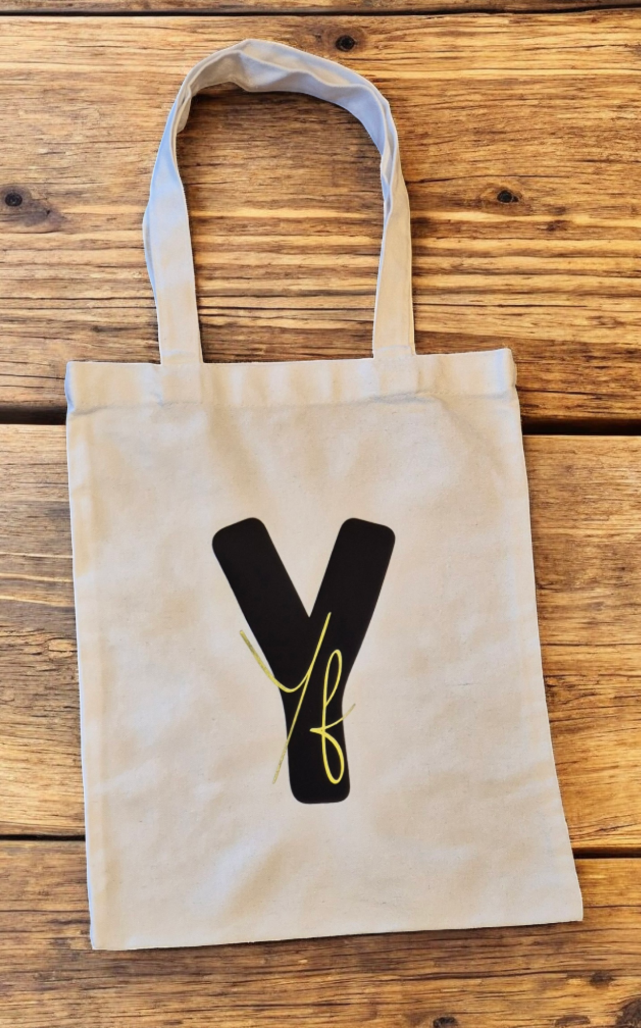 Beige draagtas met zwarte letter 