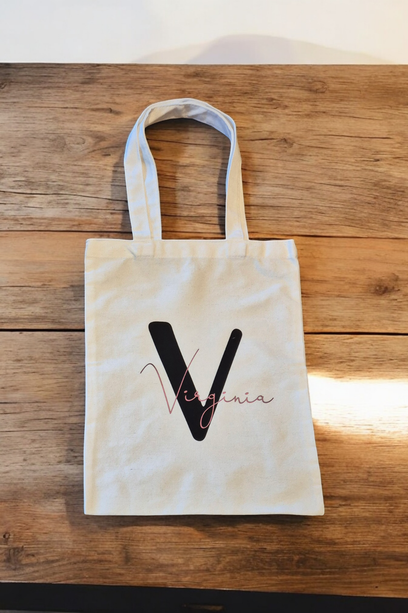 Beige draagtas met zwarte letter 