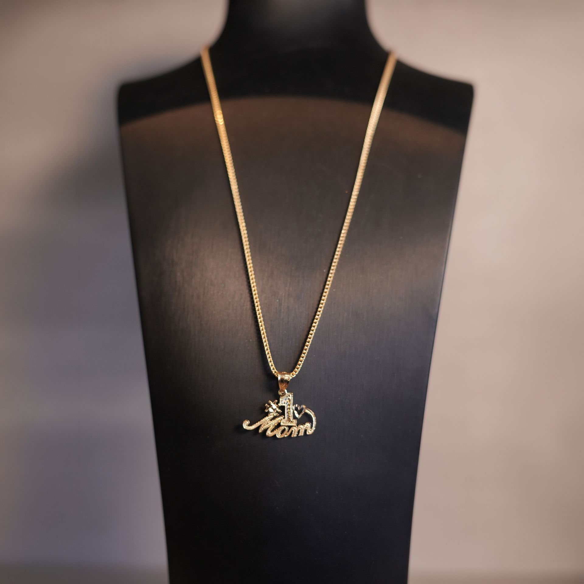 Colección Mamá: Cadenas de Oro (Mom)