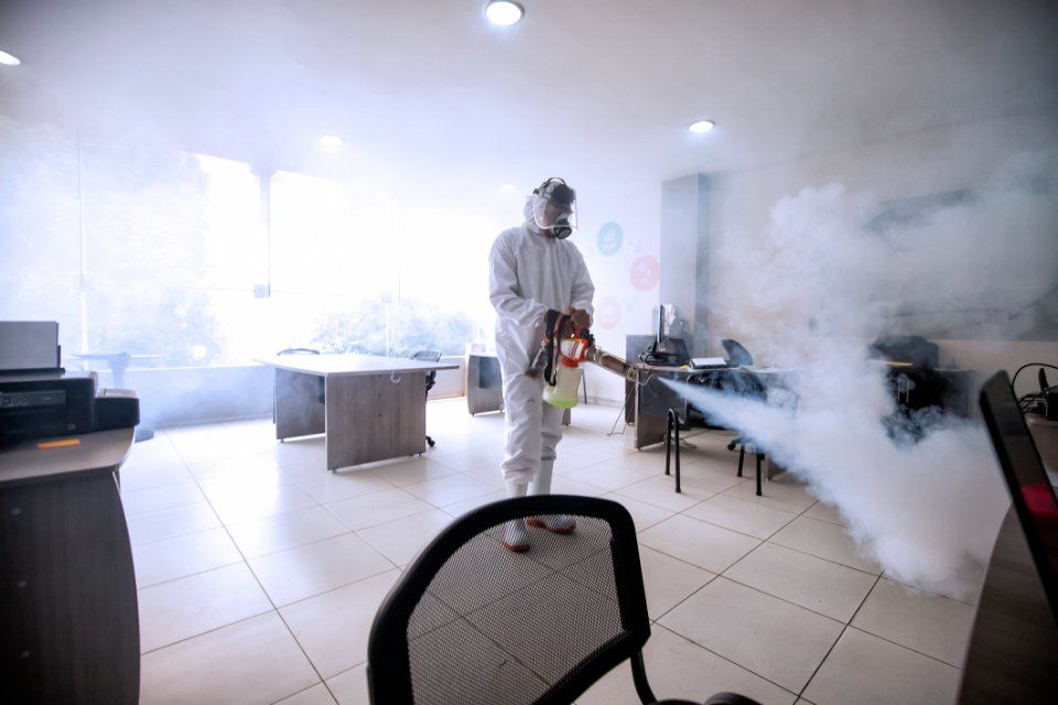 Personale specializzato che effettua la sanificazione di un ufficio