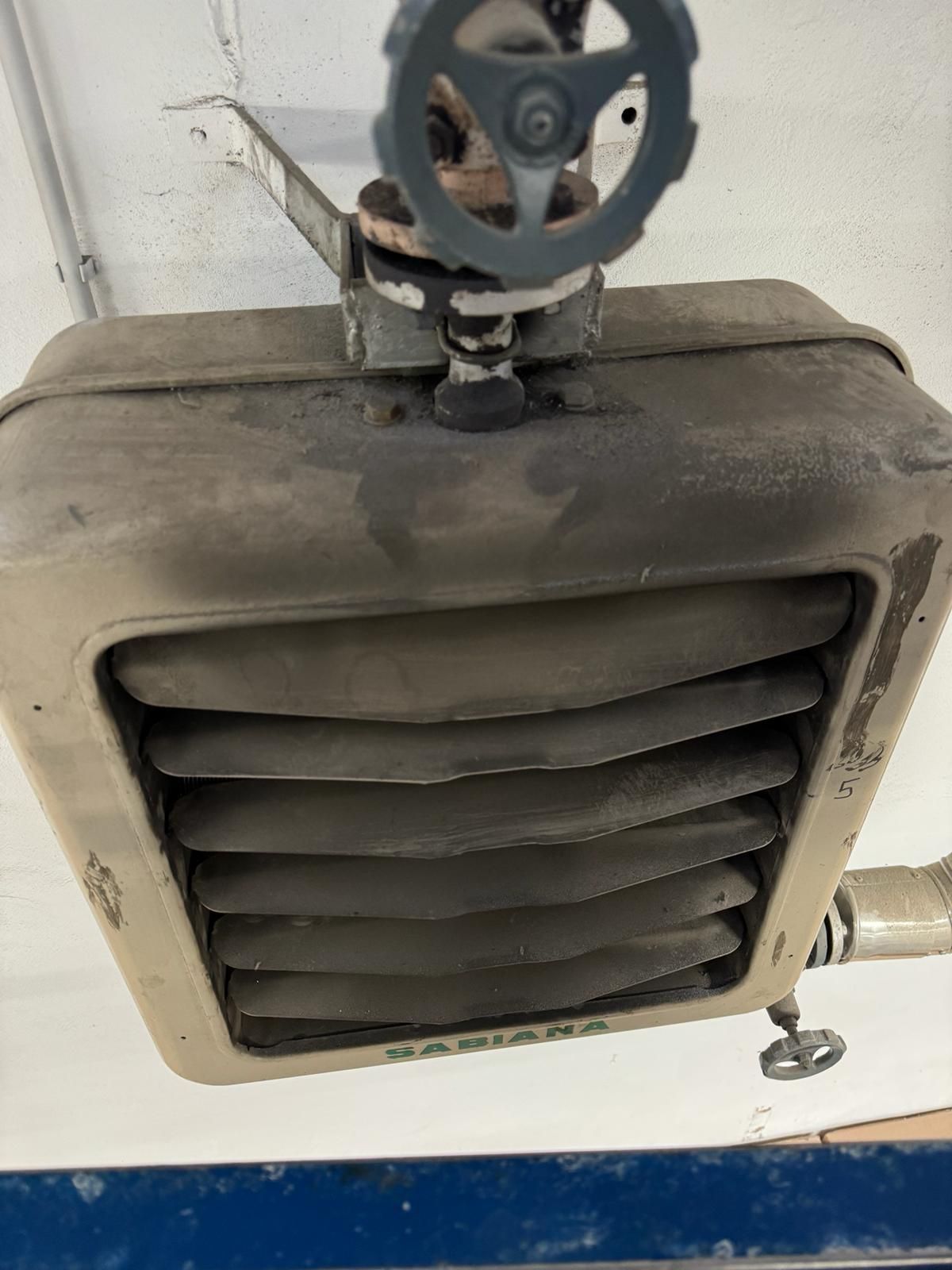 Bocchetta di ventilazione industriale grigio polveroso, con una valvola di regolazione circolare montata sopra