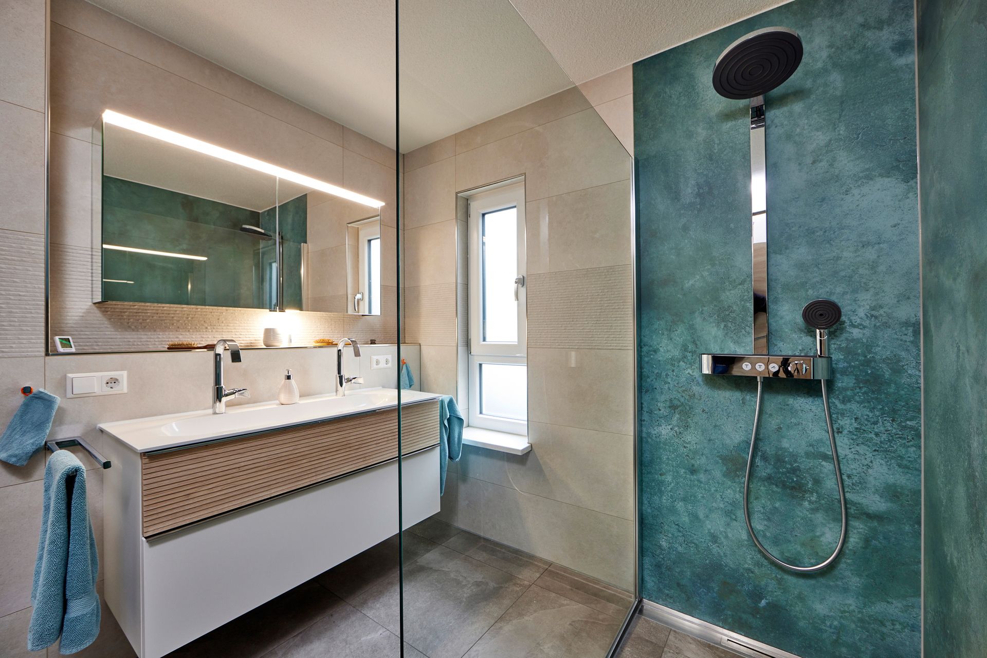 Newly renovated apartment: bathroom with shower