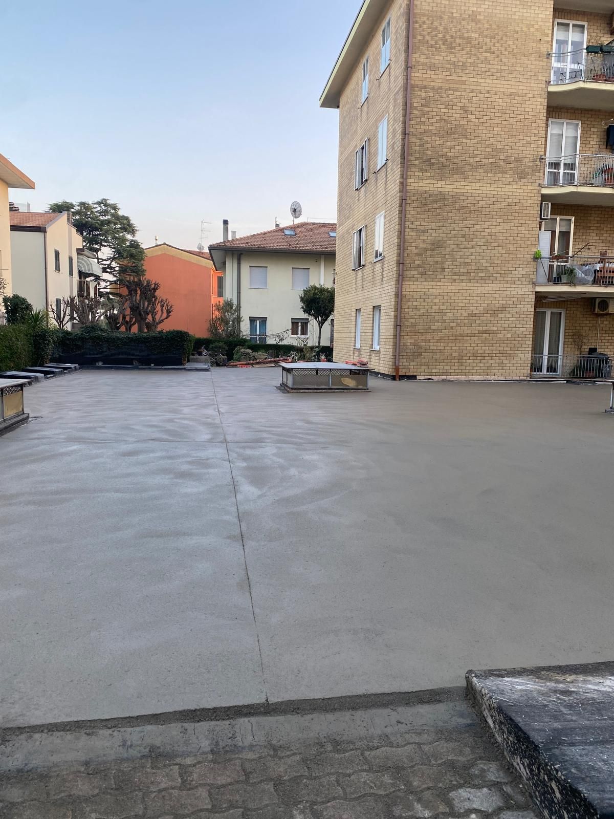 Operai in tute protettive rimuovono coperture in amianto all'aperto.