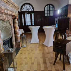 Fotobox im Retrolook vor dem Kamin im Schloss Teutschenthal